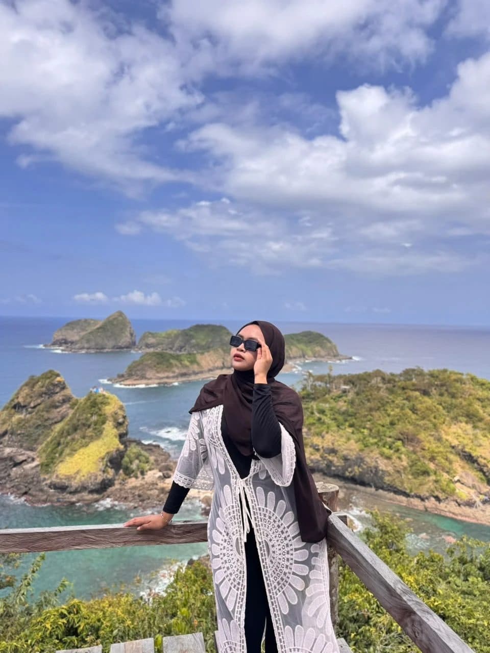 Guest at the Green Island viewpoint above Bedil Island and the coast